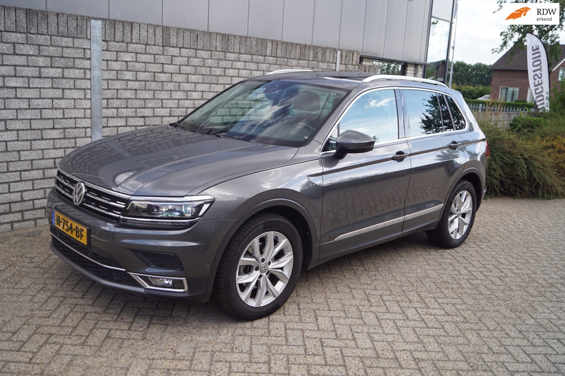 Volkswagen Tiguan 1.5 TSI ACT Highline Autom Panodak Alcanta, Dealer onderhouden, 15 km/l, 4 cilinders, 150 pk