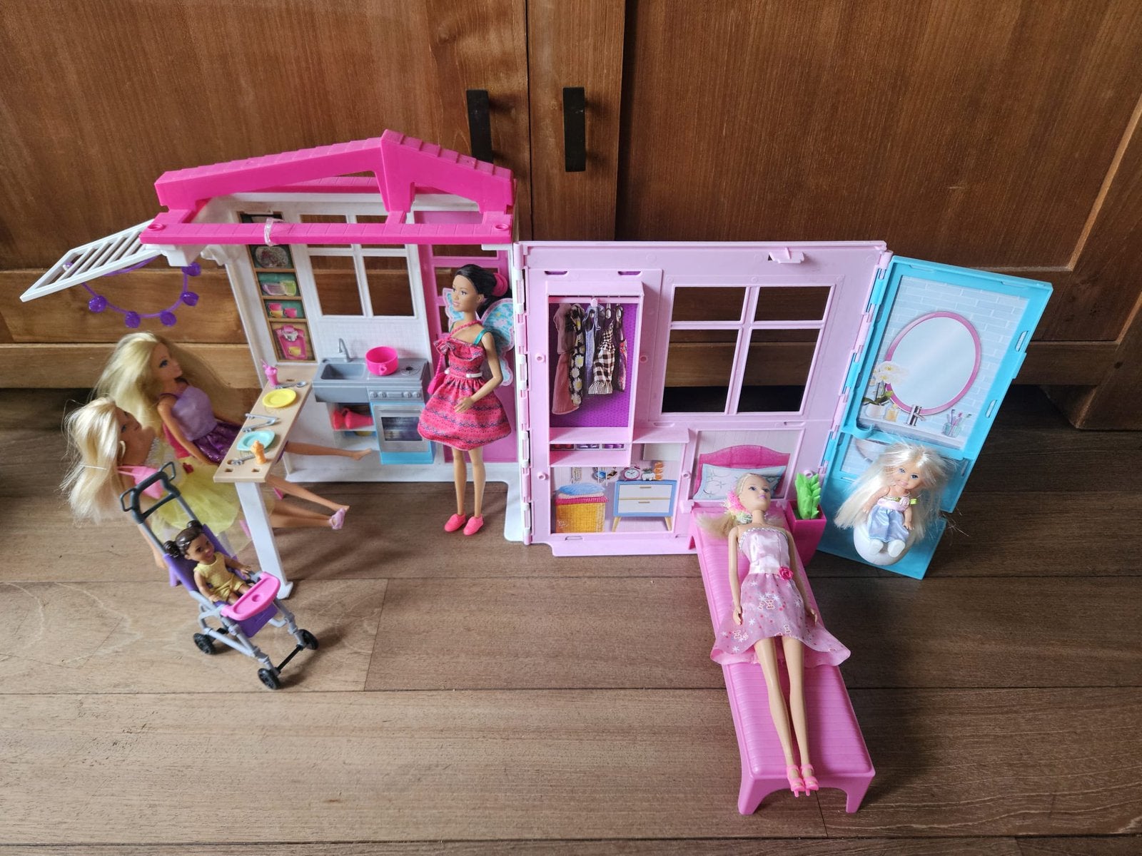 Barbiehuis met poppen en auto’s, Ophalen of Verzenden, Gebruikt, Toebehoren