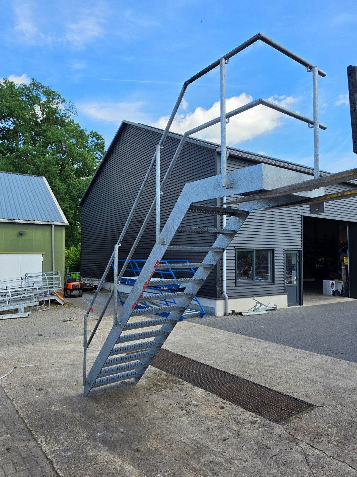 Stalen trap met bordes gegalv hoog 2,9mtr nor100, Doe-het-zelf en Verbouw, Ladders en Trappen, Ophalen, 2 tot 4 meter