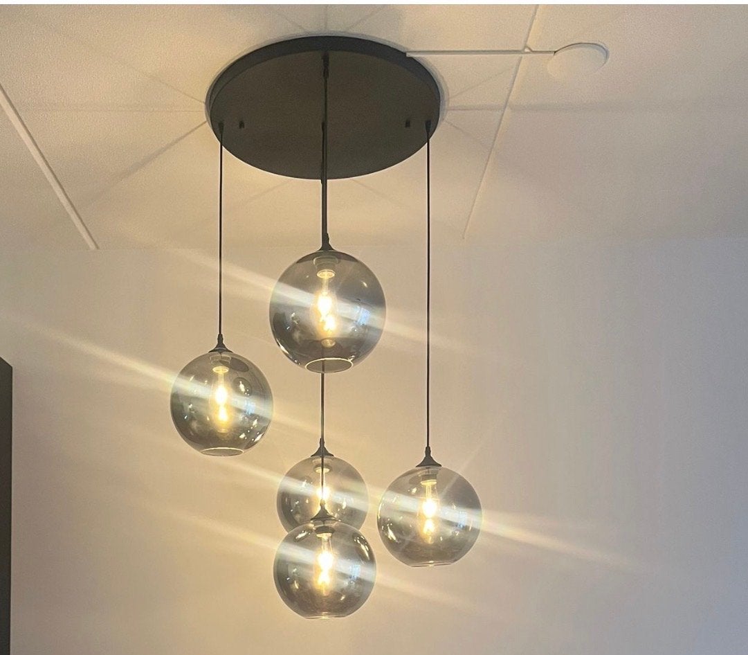 Moderne hanglamp met 5 glazen bollen - Gekocht bij Goossens, Huis en Inrichting, Lampen | Hanglampen, Ophalen, Zo goed als nieuw