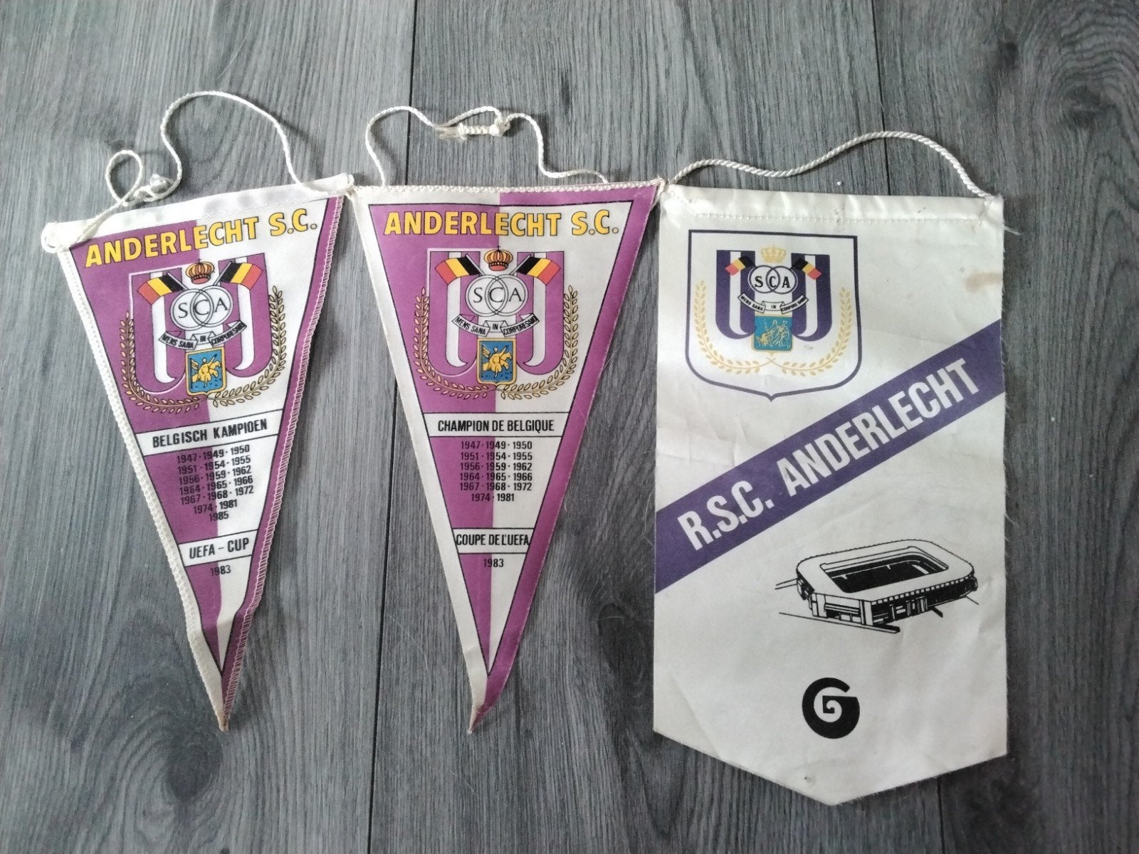 Oude anderlecht vanen, eentje heeft handtekeningen achterop, Ophalen of Verzenden, Buitenlandse clubs