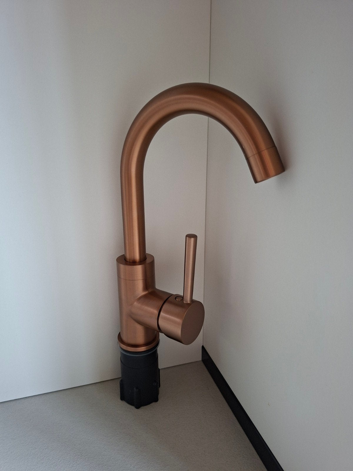 Wastafelkraan geborsteld koper met hoge draaibare uitloop, Ophalen of Verzenden, Nieuw, Koper, Kraan
