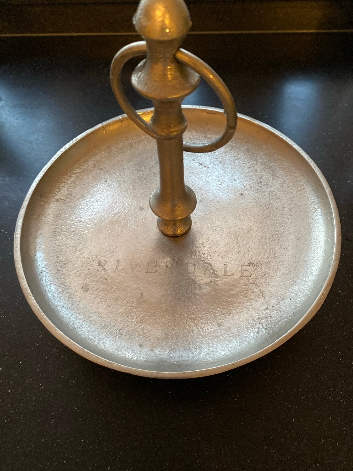 Riverdale Cakestand 21cm - Zilverkleurig Metaal, Huis en Inrichting, Woonaccessoires | Schalen en Manden, Ophalen, Gebruikt, Schaal