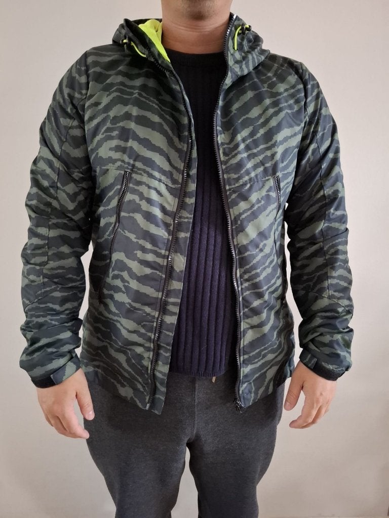 Jas heren groen met capuchon en tijgerprint - maat M - H&M, Kleding | Heren, Maat 48/50 (M), Ophalen of Verzenden, Zo goed als nieuw