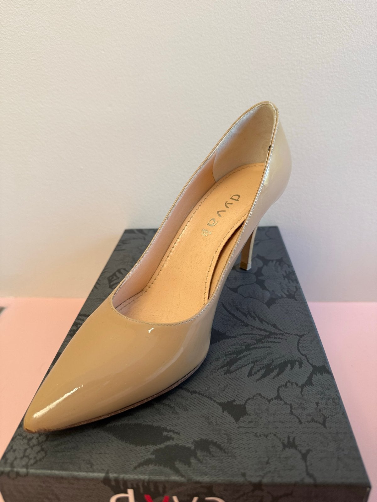 Dyva Lakleren Pumps - Maat 37.5 - Zo goed als nieuw, Ophalen, Zo goed als nieuw, Beige, Pumps