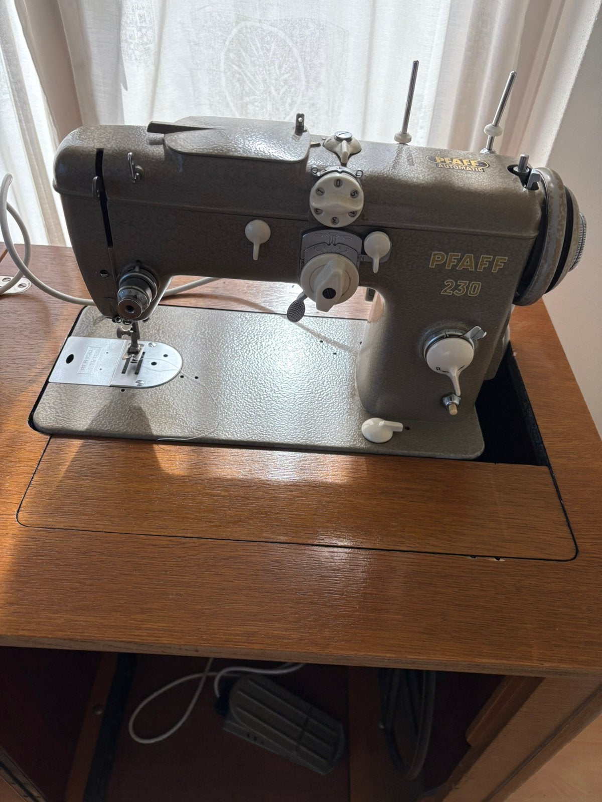 Pfaff 230 naaimachine in kast, Ophalen