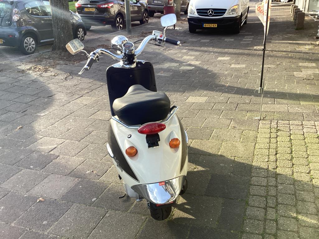 Splinternieuwe Aprilia Mojito Custom 45km 2takt scooter, Ophalen, Tweetakt, Maximaal 45 km/u, Nieuw