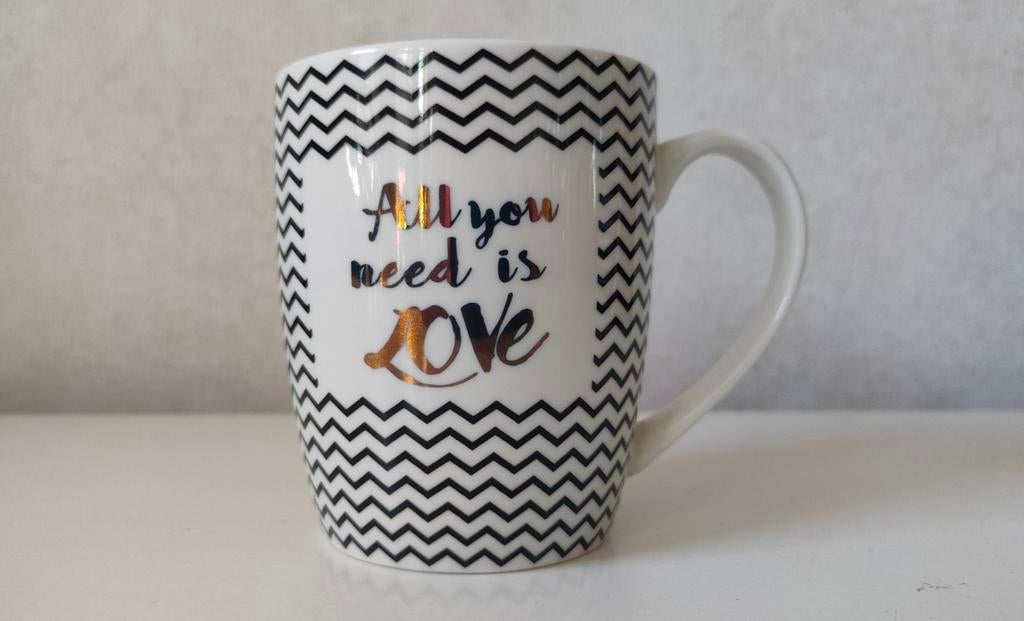 All you need is LOVE mok in nieuwstaat, Ophalen of Verzenden, Zo goed als nieuw, Overige stijlen, Kop(pen) en/of Schotel(s)