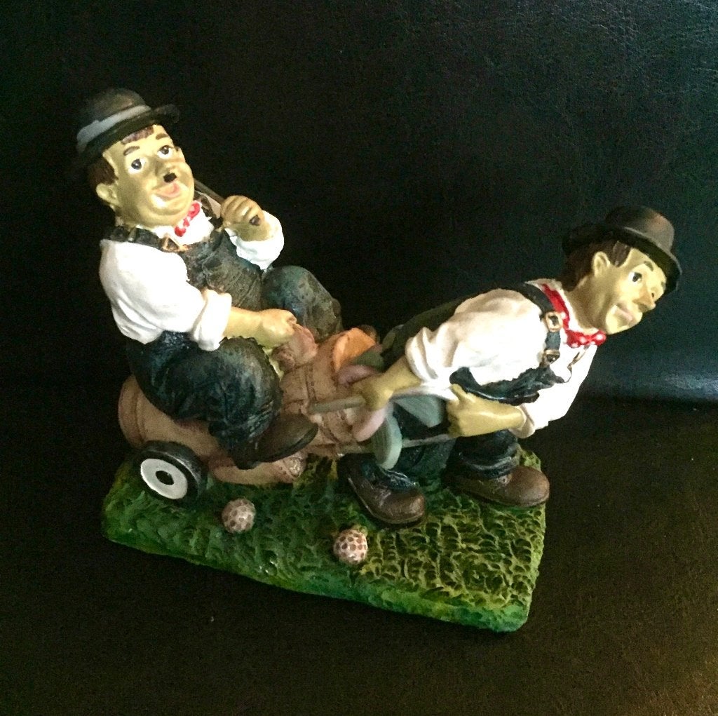 Beeld van de Dikke en de Dunne aan het golven, Ophalen