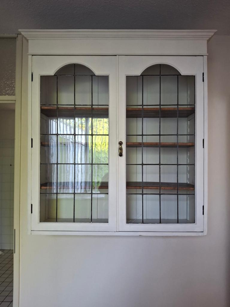 Witte wandkast met glas in lood deuren, Ophalen