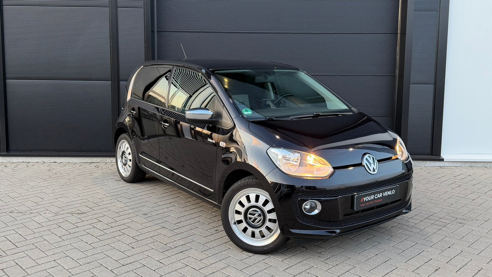 Volkswagen Up! Black Up! 1.0 | AIRCO | MAPS & MORE | LEDER, Auto's, Voorwielaandrijving, 4 stoelen, Leder en Stof, Zwart