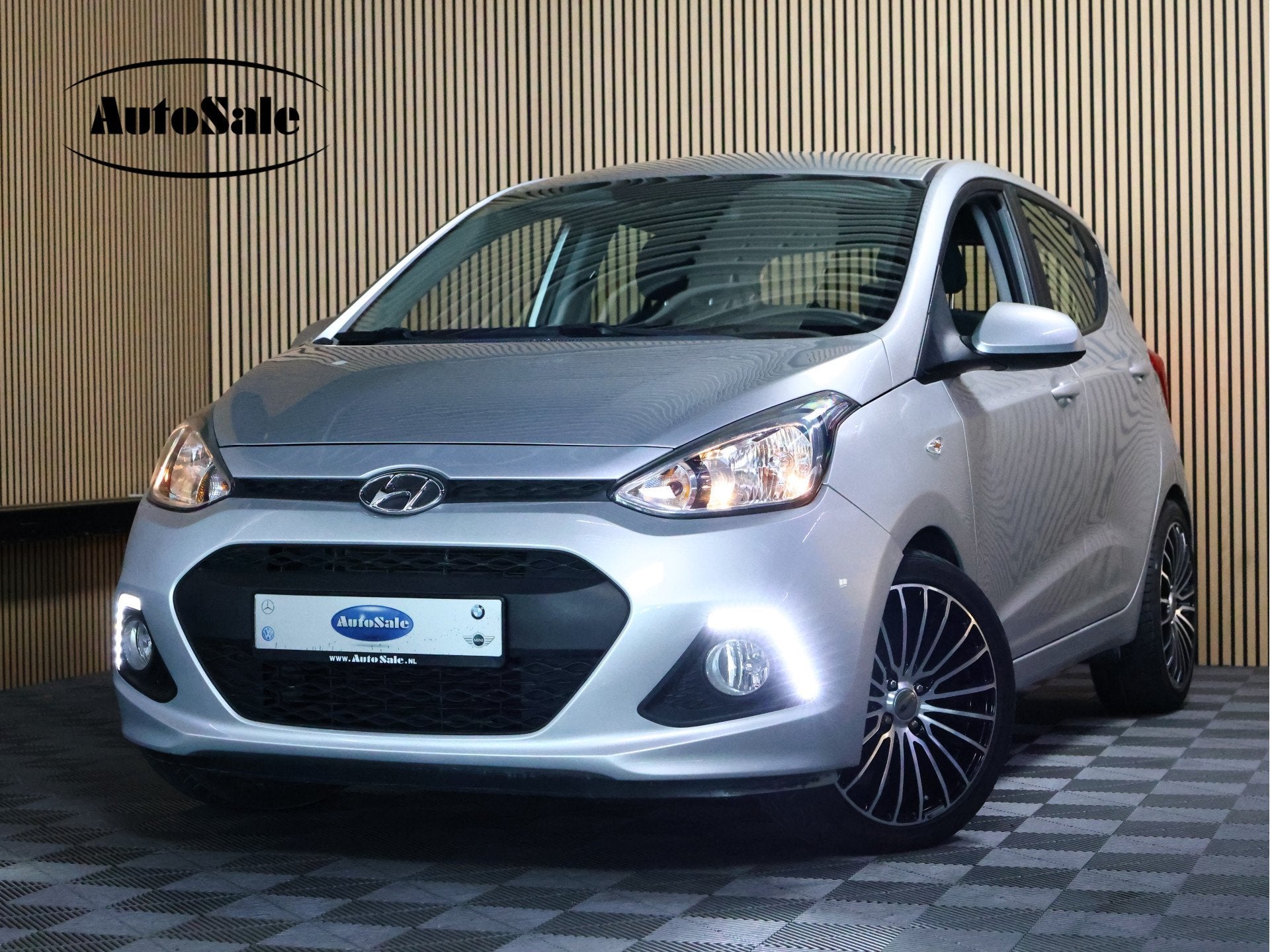 Hyundai i10 1.0i Comfort 5p AUTOMAAT AIRCO BT STOELVERWARMIN, Auto's, Stof, Gebruikt, Zwart, Origineel Nederlands