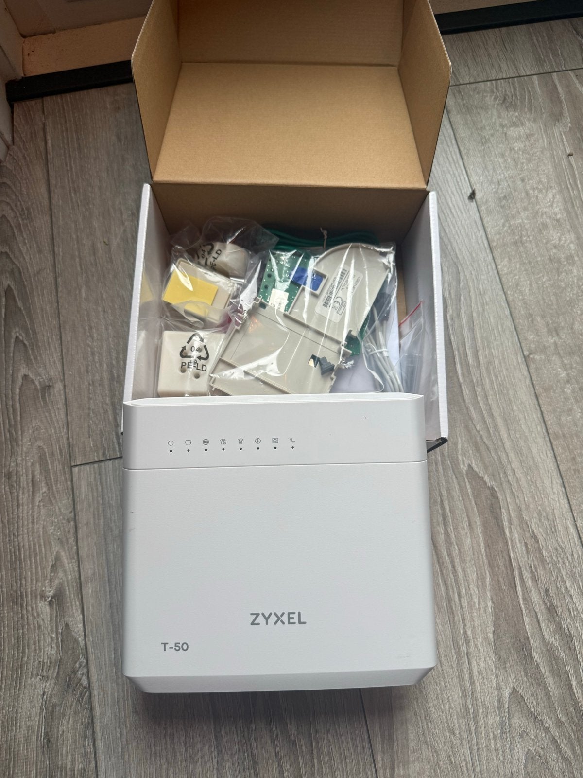 Zyxel T-50 Router met modem - Nieuw in doos, Computers en Software, Ophalen of Verzenden, Nieuw, Router met modem