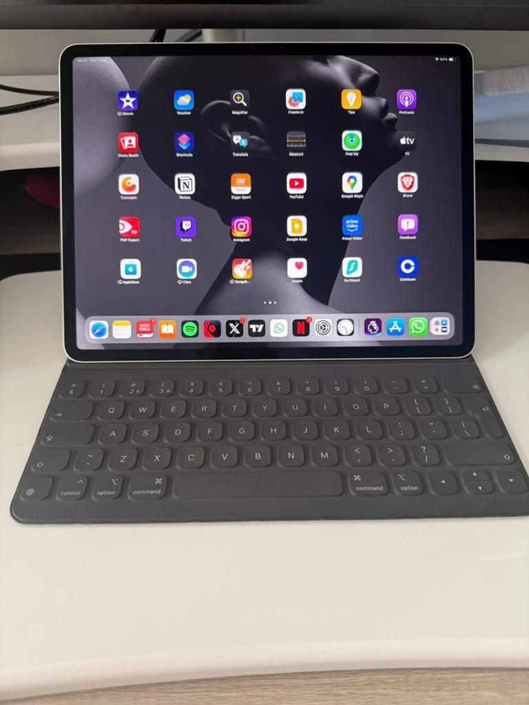 iPad Air 13” (M2, 256GB) + Smart Keyboard: zo goed als nieuw, Ophalen, Apple iPad Air, Zo goed als nieuw, Wi-Fi