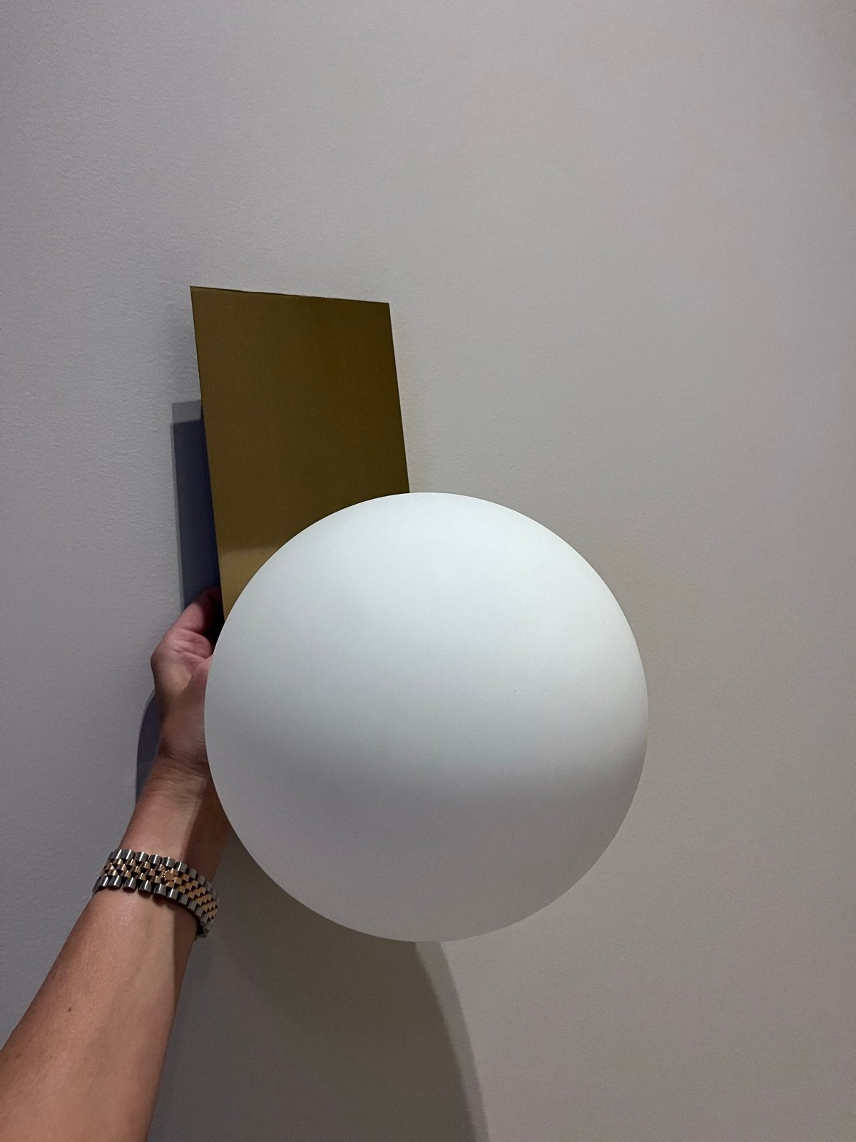 Wandlamp messing met witte bol, Ophalen, Zo goed als nieuw