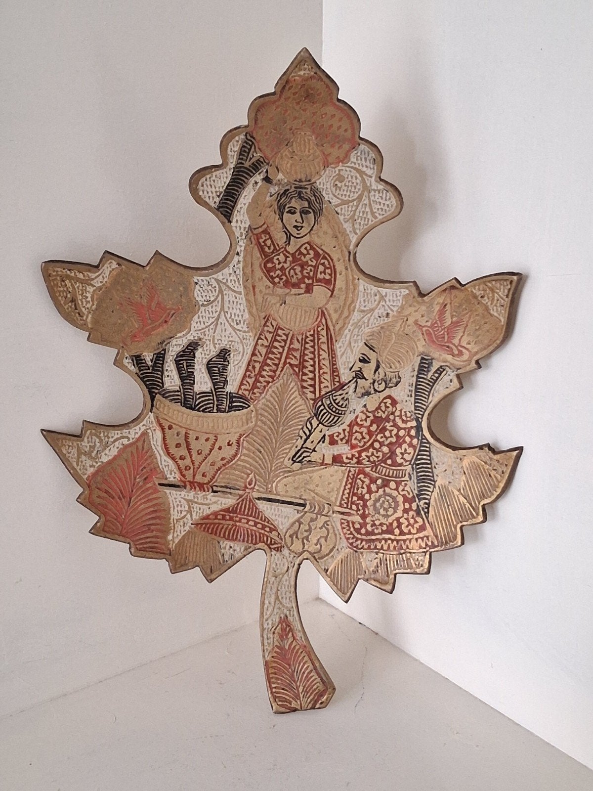 Indiase Messing Wandplaat – Slangenbezweerder & Vrouw, Ophalen of Verzenden, Koper