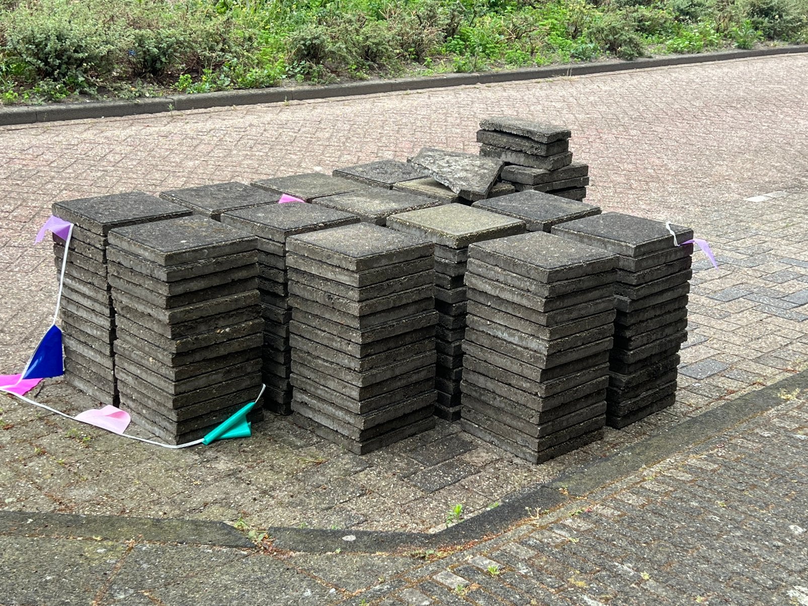 Gratis tuin tegels, 190stuks 30x30cm, Tuin en Terras, Tegels en Klinkers, Ophalen, Gebruikt, 10 m² of meer, Beton