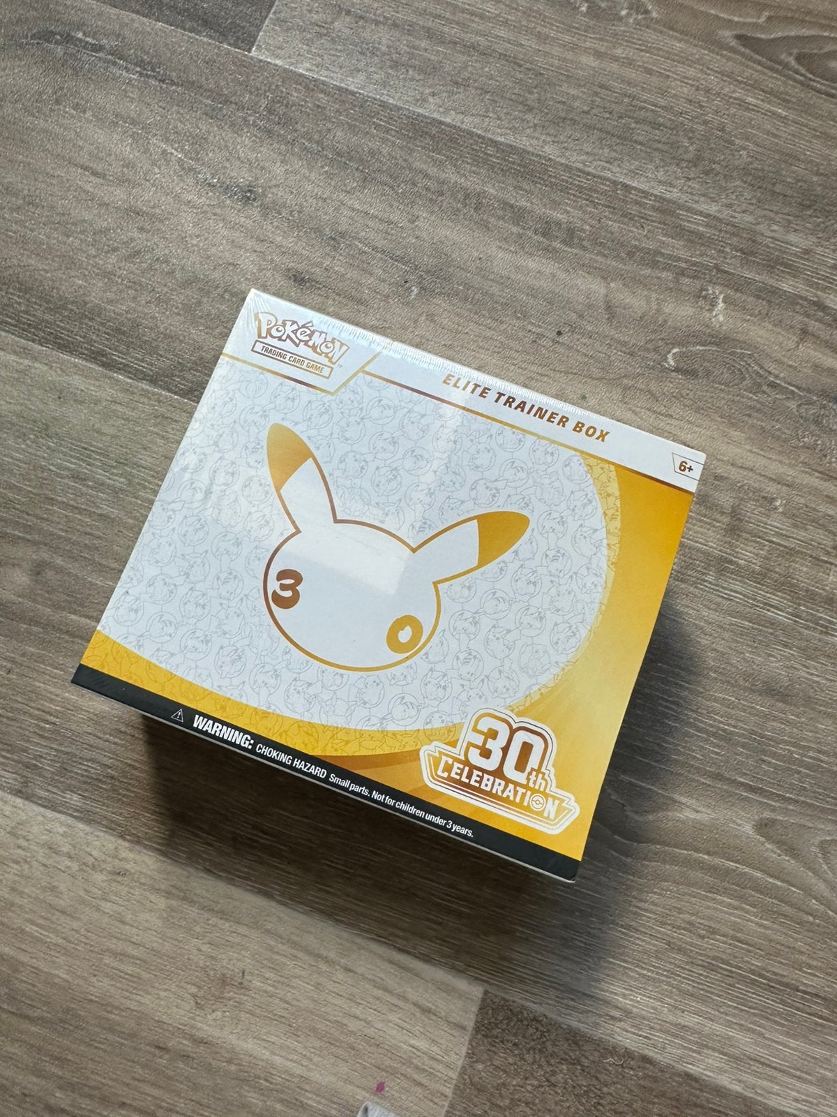 30th anniversary pokemon etb, Hobby en Vrije tijd, Ophalen of Verzenden, Nieuw, Overige typen