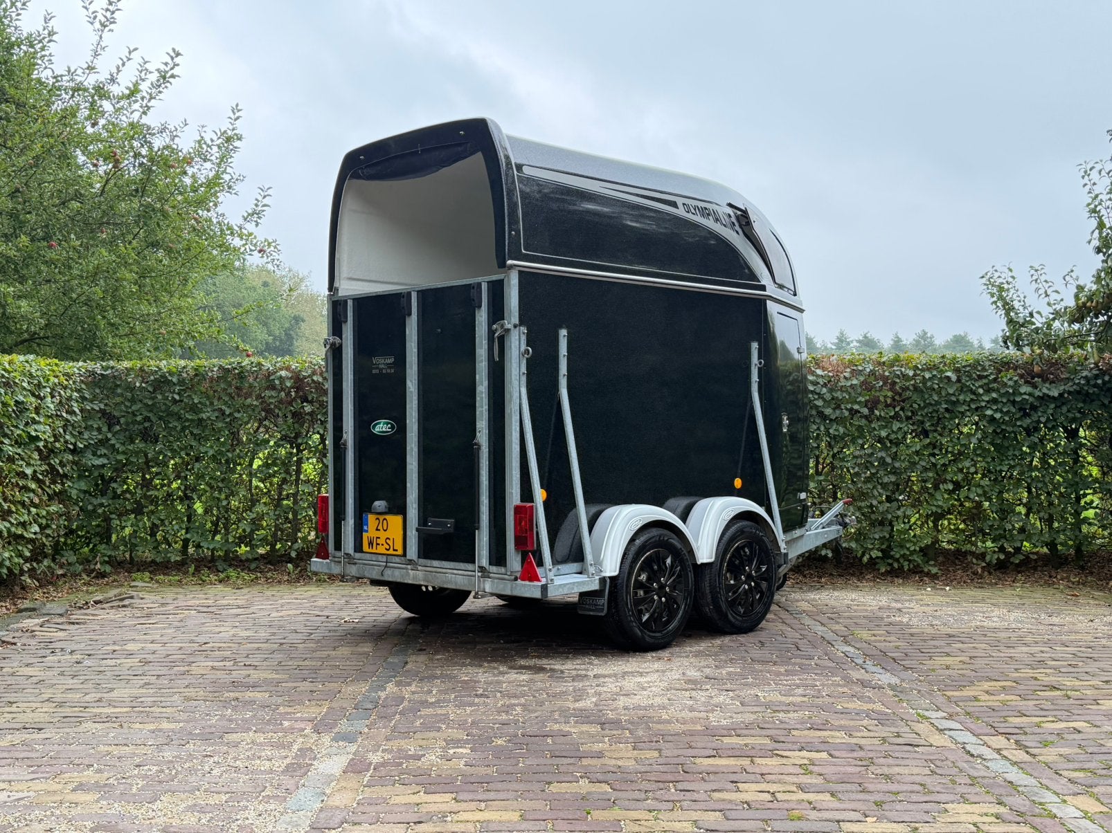 Prachtig mooie 1.5 paards atec met kunstof vloer, Dieren en Toebehoren, Ophalen, Zo goed als nieuw, 5453SL, Polyester