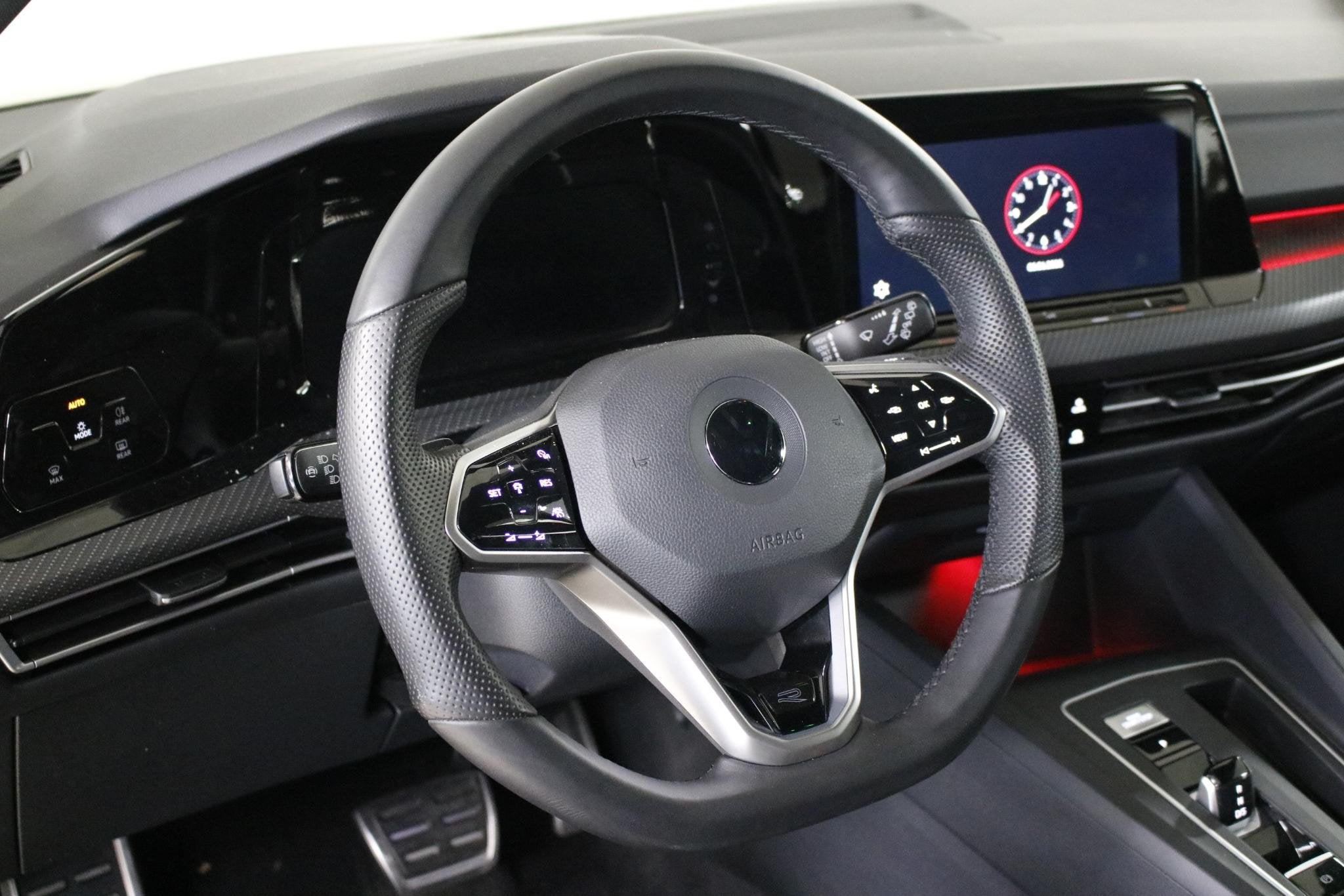 Volkswagen Golf 1.5 eTSI R-Line Business+ 160 PK | Virtual C, Euro 6, 4 cilinders, 160 pk, Geel