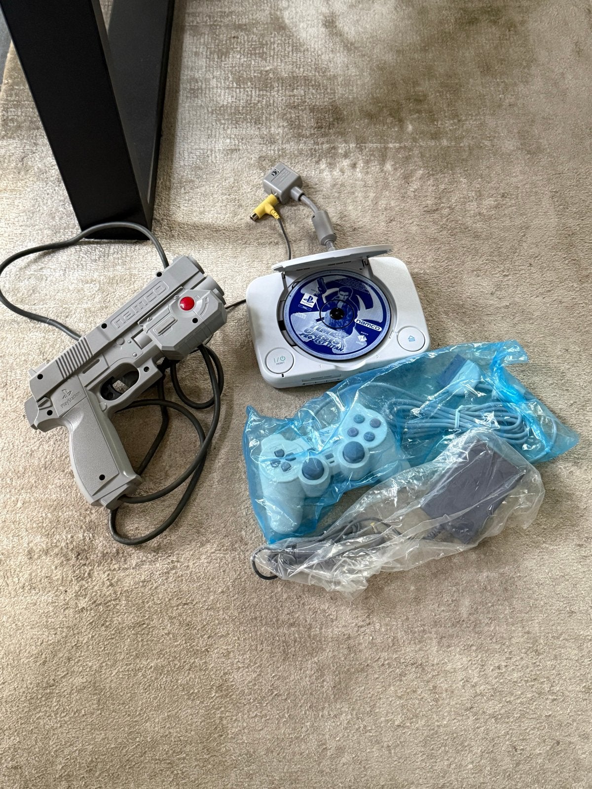 PlayStation 1 met accessoires en Namco Gun, Verzenden, Gebruikt, Met 1 controller