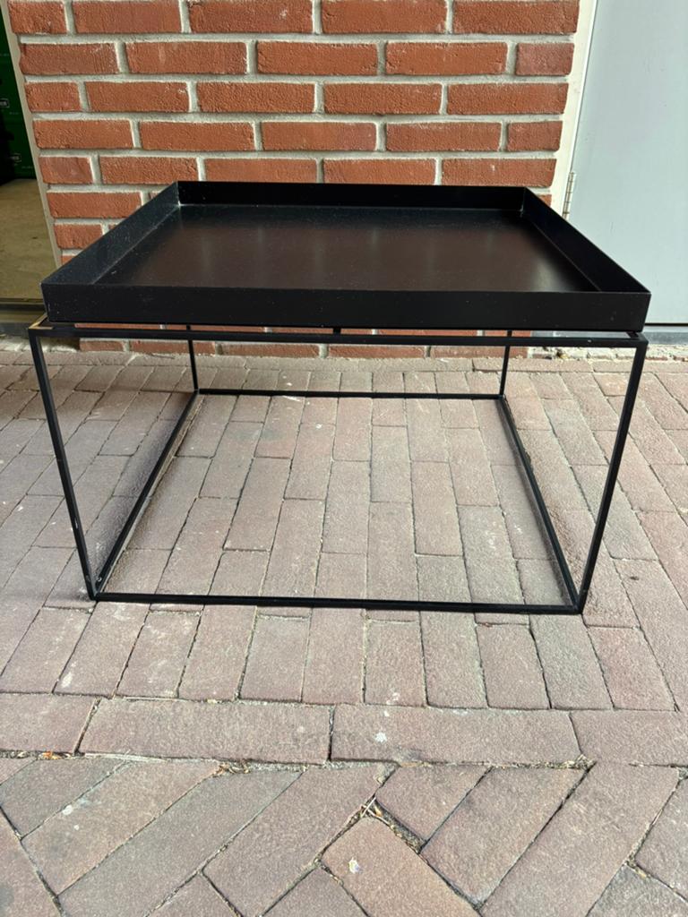 Hay - Zwarte metalen salontafel met dienblad, Huis en Inrichting, Tafels | Salontafels, Ophalen, Gebruikt, Vierkant, Metaal