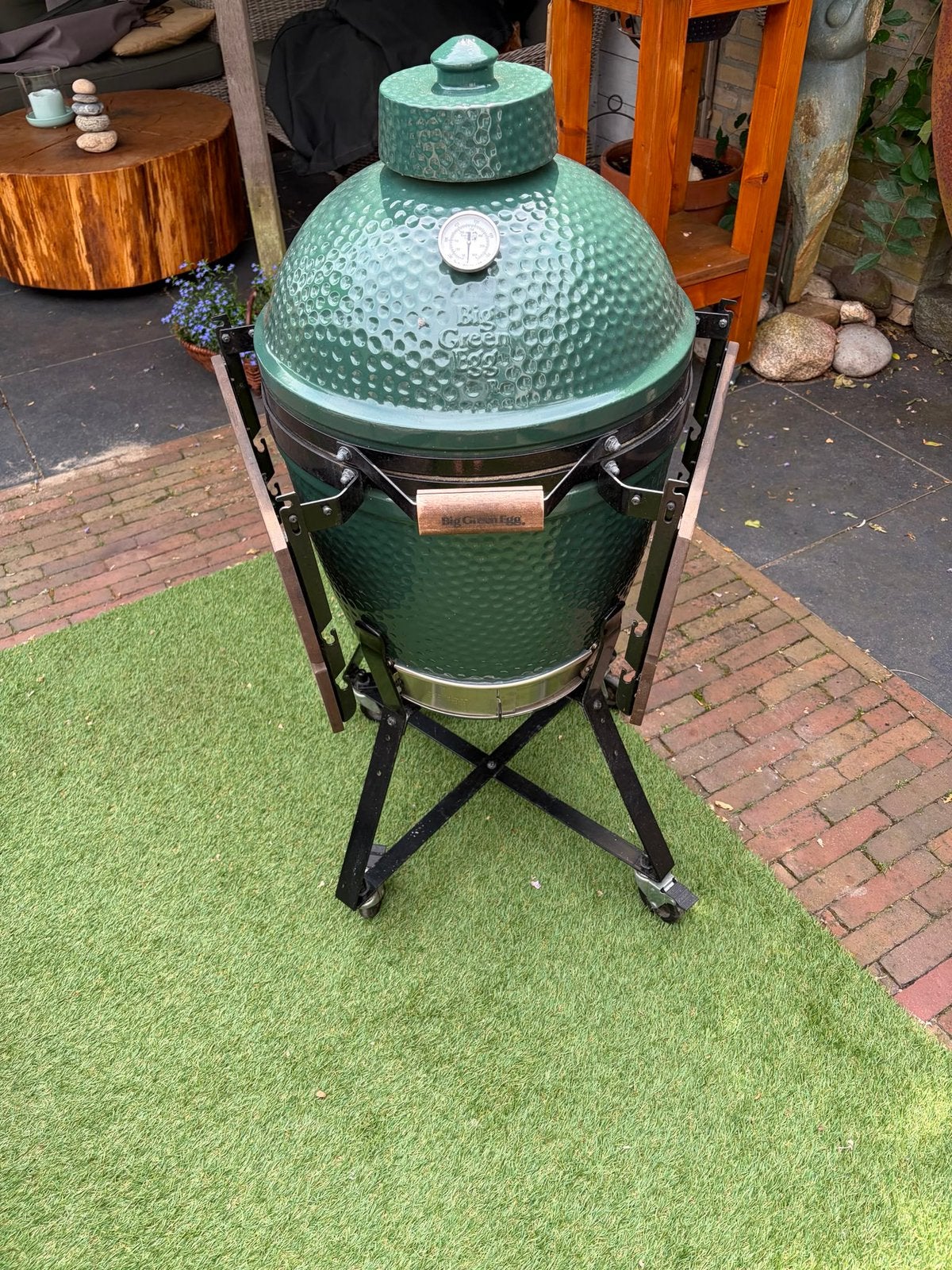 Big Green Egg Medium compleet – ConvEGGtor, gietijzer, hoes, Tuin en Terras, Houtskoolbarbecues, Ophalen, Gebruikt, Met accessoires