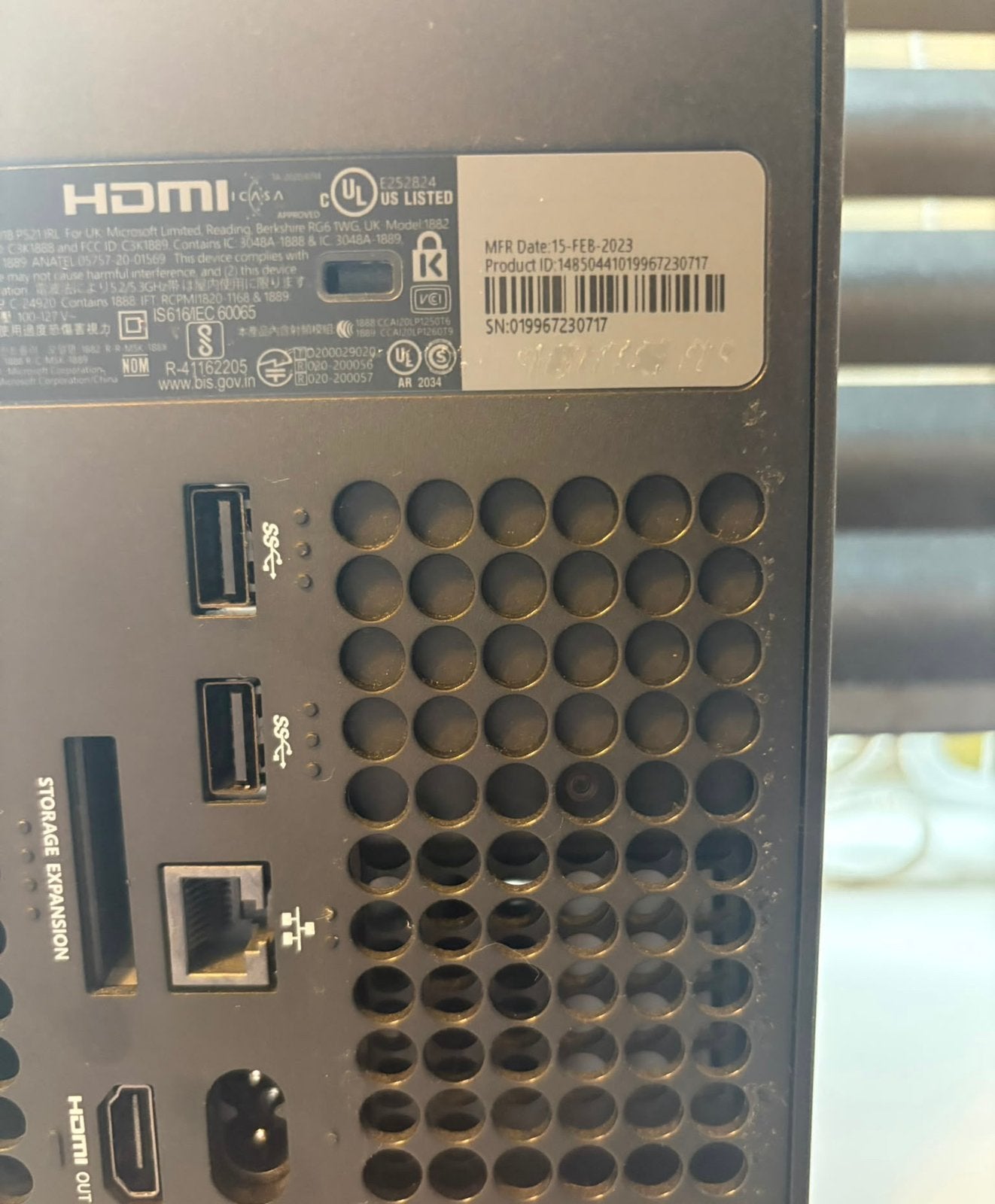 Foto 7 van Xbox series x console met 2 controllers