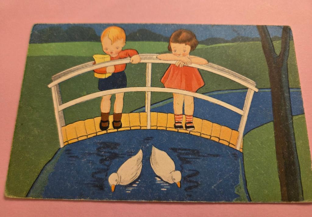 Jongen en meisje voeren eendjes vanaf een brug, Verzenden, 1920 tot 1940, Gelopen, Kinderen