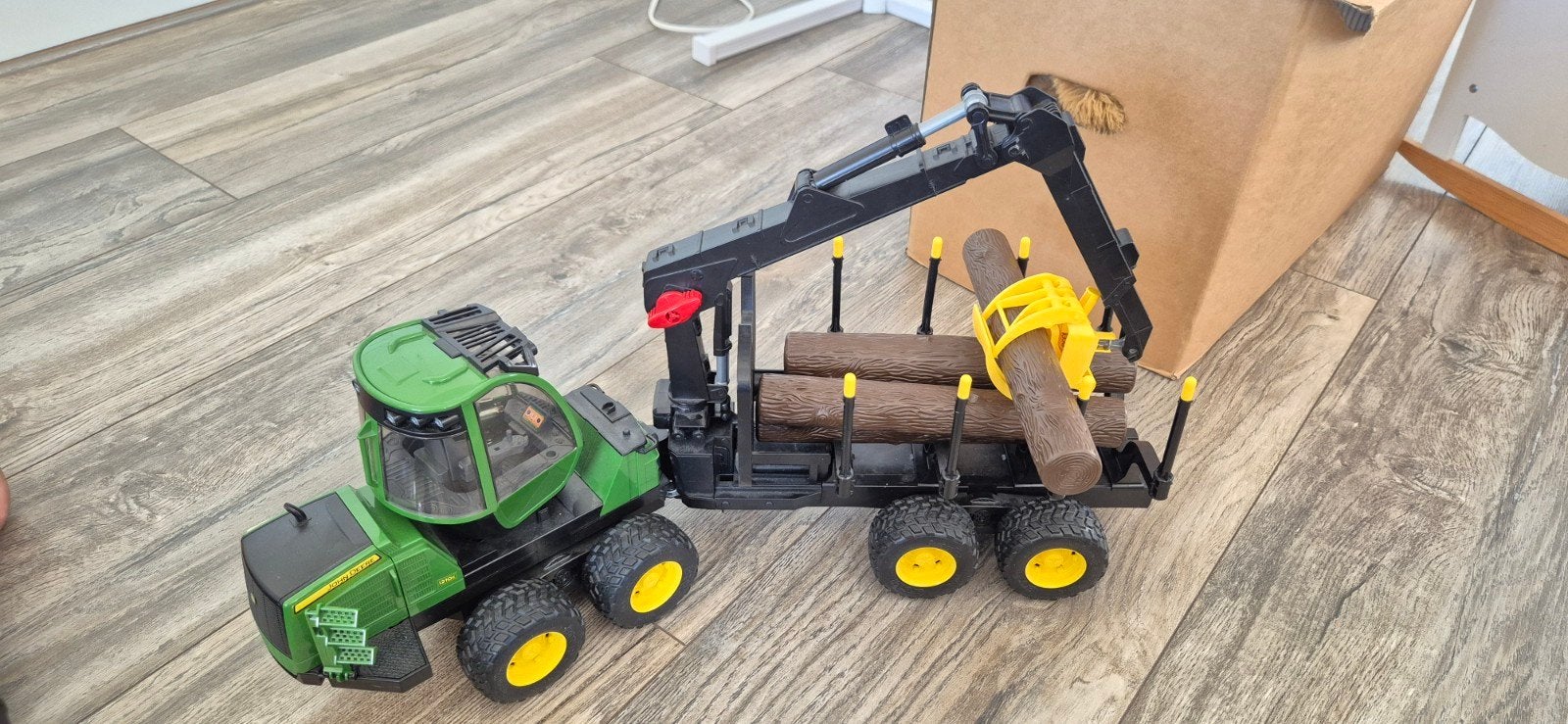 Bruder John Deere Bosbouw Tractor met Kraan en 4 Boomstammen, Ophalen, Zo goed als nieuw