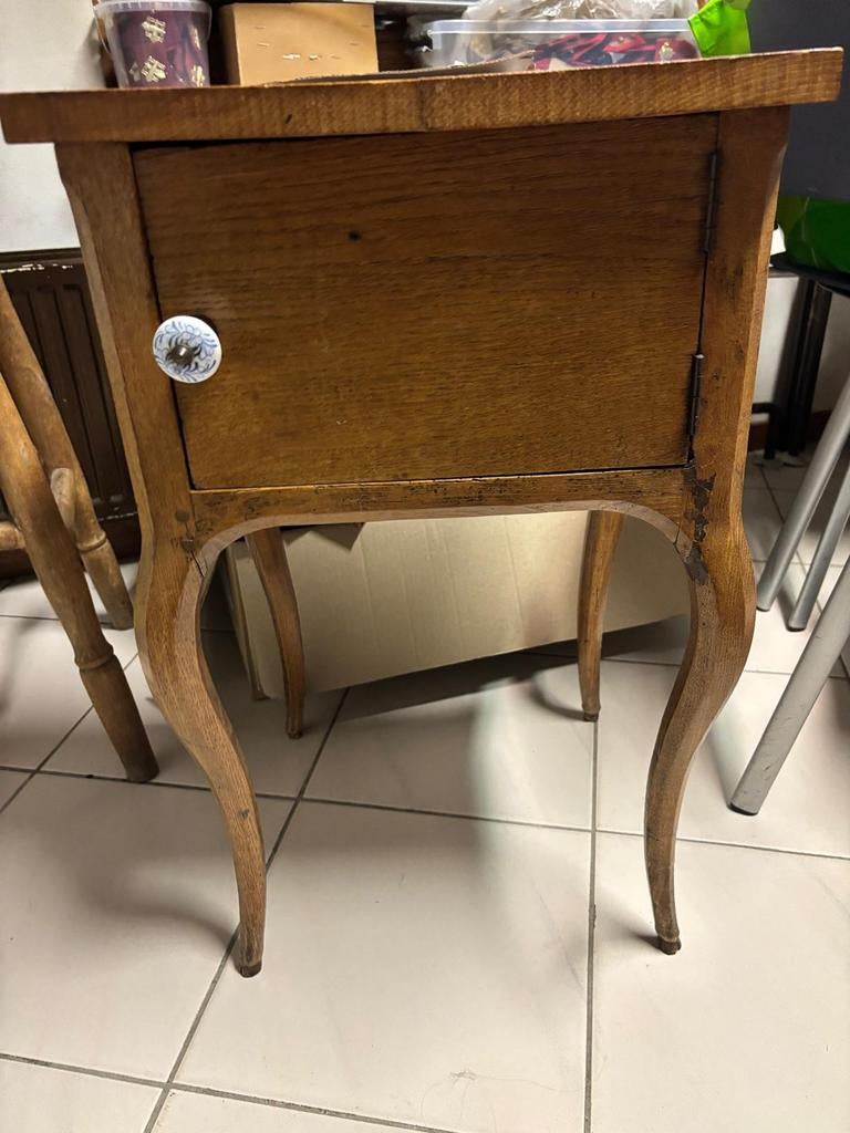 Mooi eikenhouten kastje met sierlijke poten en porselein, Ophalen