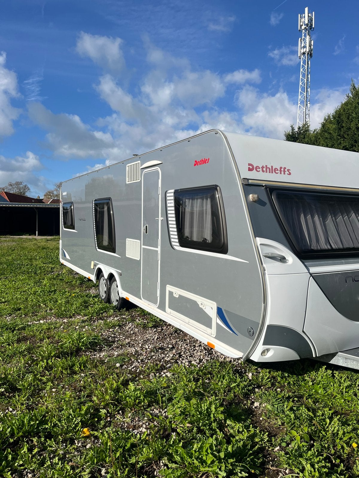 Dethleffs nomad zeer ruim caravan met stapelbed en voortent, Vast bed, Rondzit, Particulier, Meer dan 6