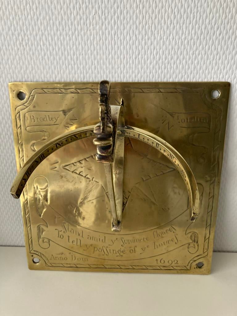Zonnewijzer. 17e Eeuw. Brons. Gedateerd ANNO DOM 1692. Gaaf, Verzenden