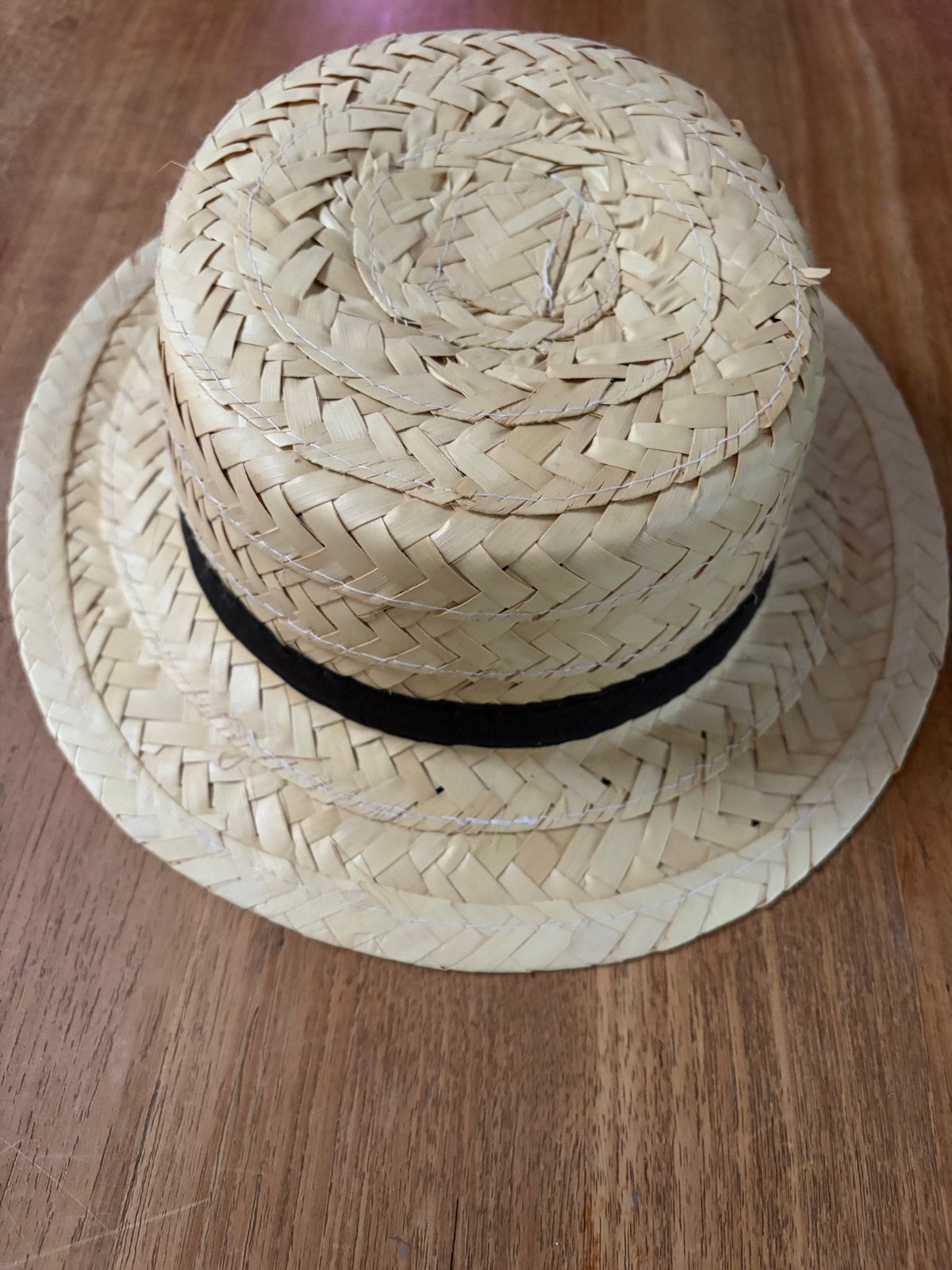 Strohoed met zwarte band - Zo goed als nieuw, Kleding | Dames, Ophalen of Verzenden, Zo goed als nieuw, One size fits all, Hoed