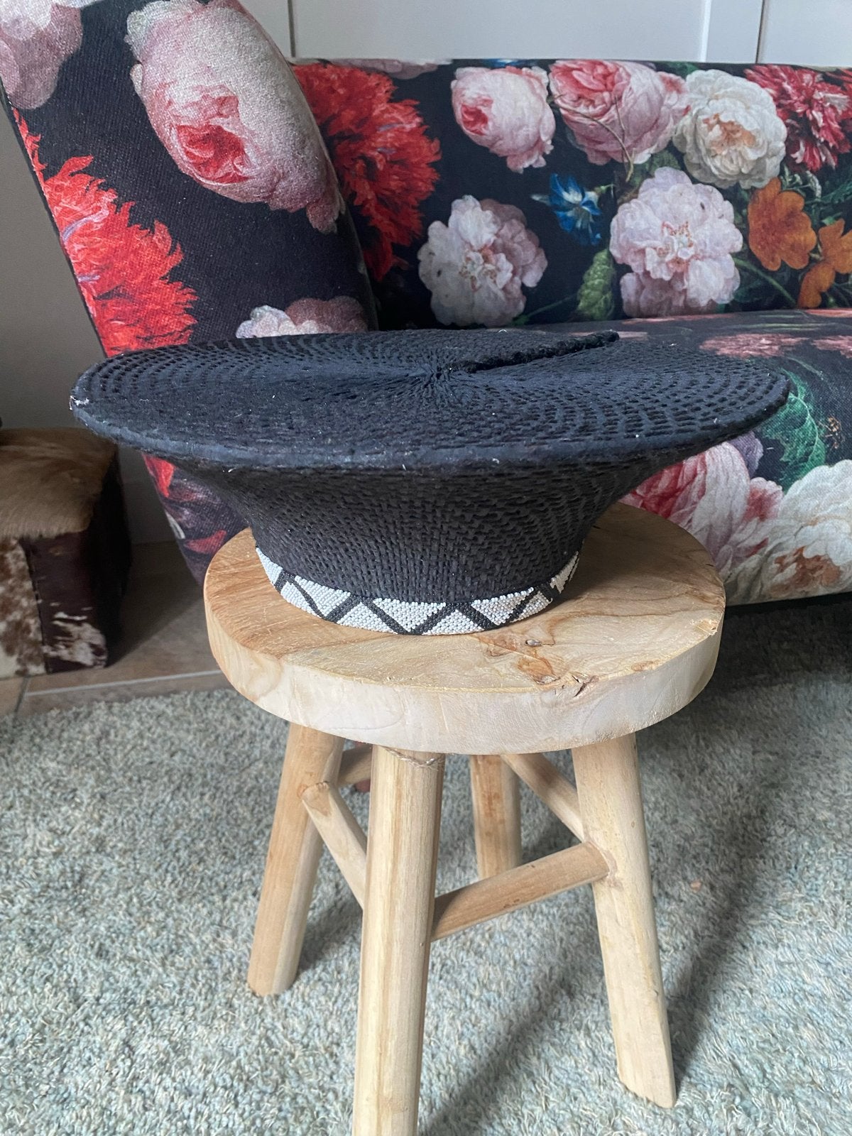Handgeweven Zwart Isicholo Zulu-hoofddeksel met Kralenrand, Kleding | Dames, Ophalen of Verzenden, Zo goed als nieuw, One size fits all
