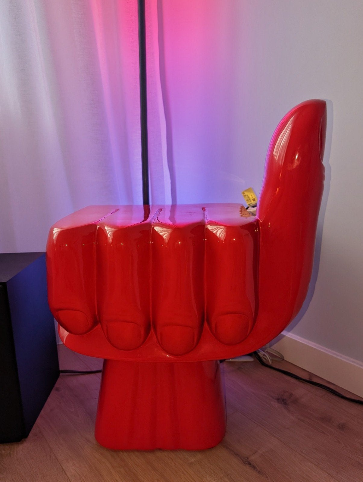 Polspotten Fist Chair - Coral Red, Huis en Inrichting, Stoelen, Zo goed als nieuw, Eén, Kunststof, Rood, Ophalen