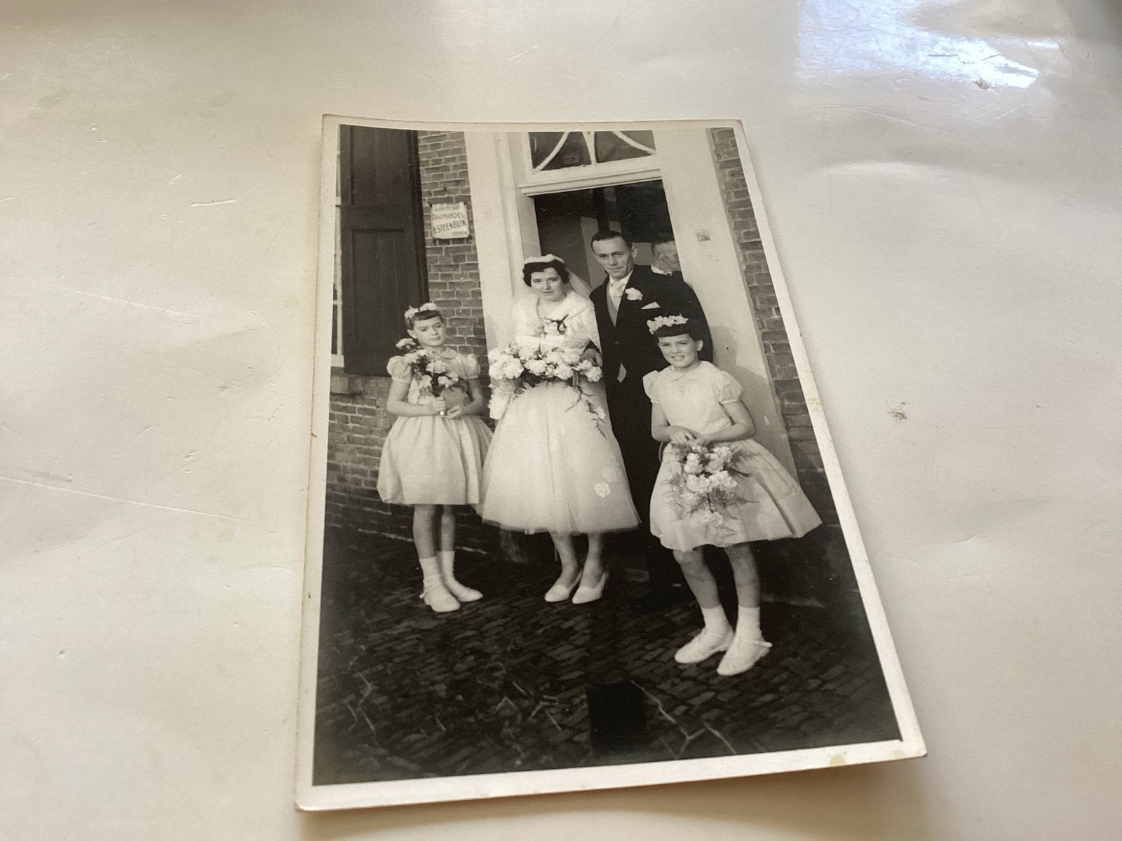 trouwfoto met bruidspaar en bloemenmeisjes Zaadhandel op de, Ophalen of Verzenden