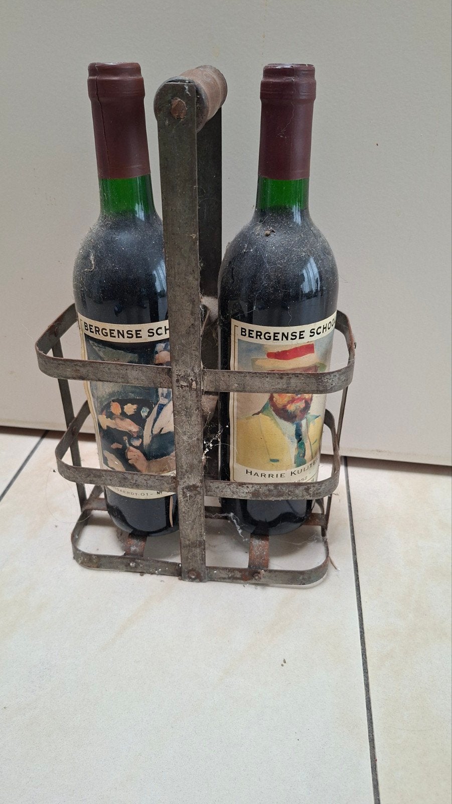 2 flessen 'Bergense School' wijn in metalen rekje, Ophalen of Verzenden, Frankrijk