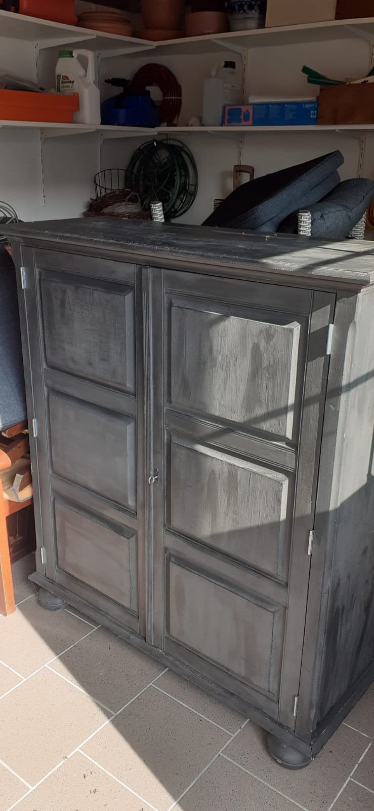 Vintagekast in grijze kalkverf, binnen zwartgelakt, Huis en Inrichting, Ophalen, Gebruikt