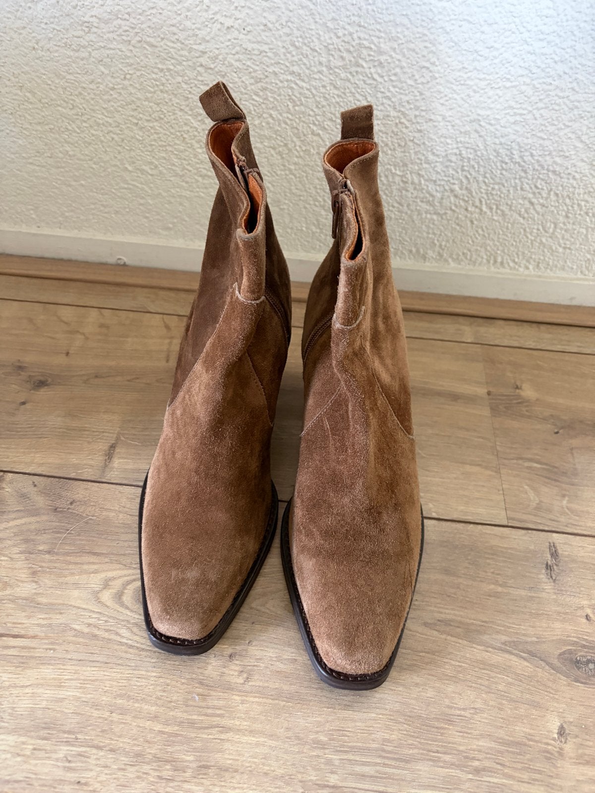 Bruine suède enkellaarzen met hak, Kleding | Dames, Schoenen, Bruin, Lage of Enkellaarzen, Ophalen of Verzenden, Zo goed als nieuw