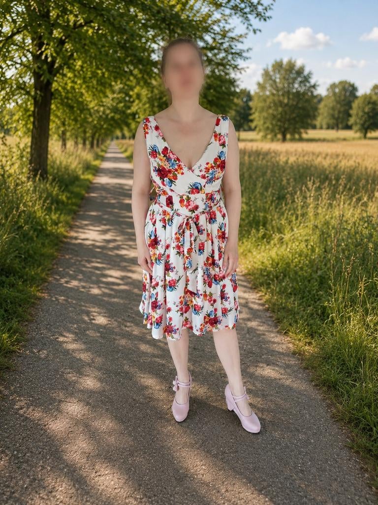 Zomerse Lindy Bop bloemenjurk met V-hals en strikceintuur, Kleding | Dames, Maat 38/40 (M), Wit, Ophalen of Verzenden, Onder de knie