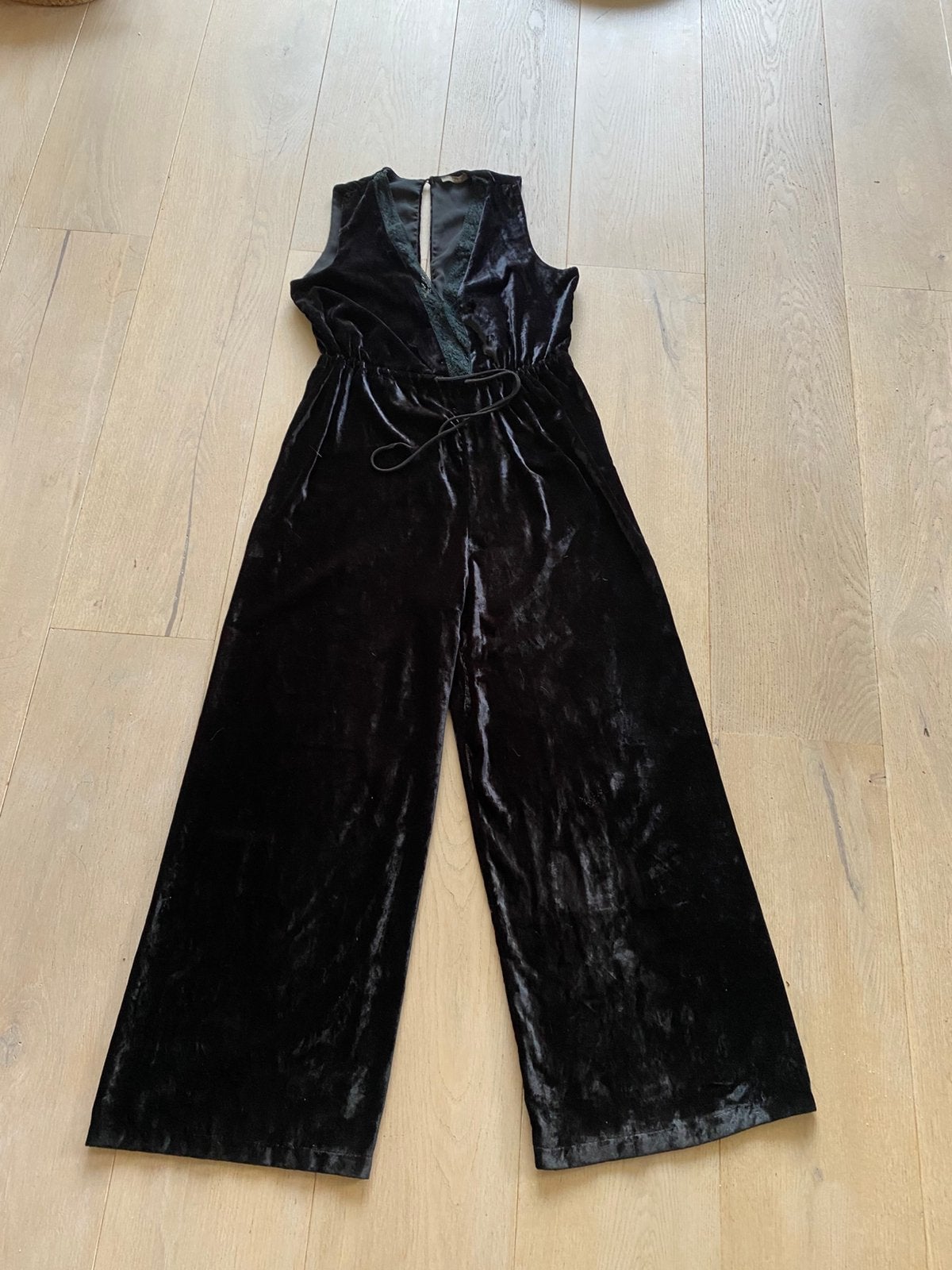 Dixie fluwele jumpsuit M nieuwstaat, Kleding | Dames, Ophalen of Verzenden, Zo goed als nieuw, Maat 38/40 (M), Zwart
