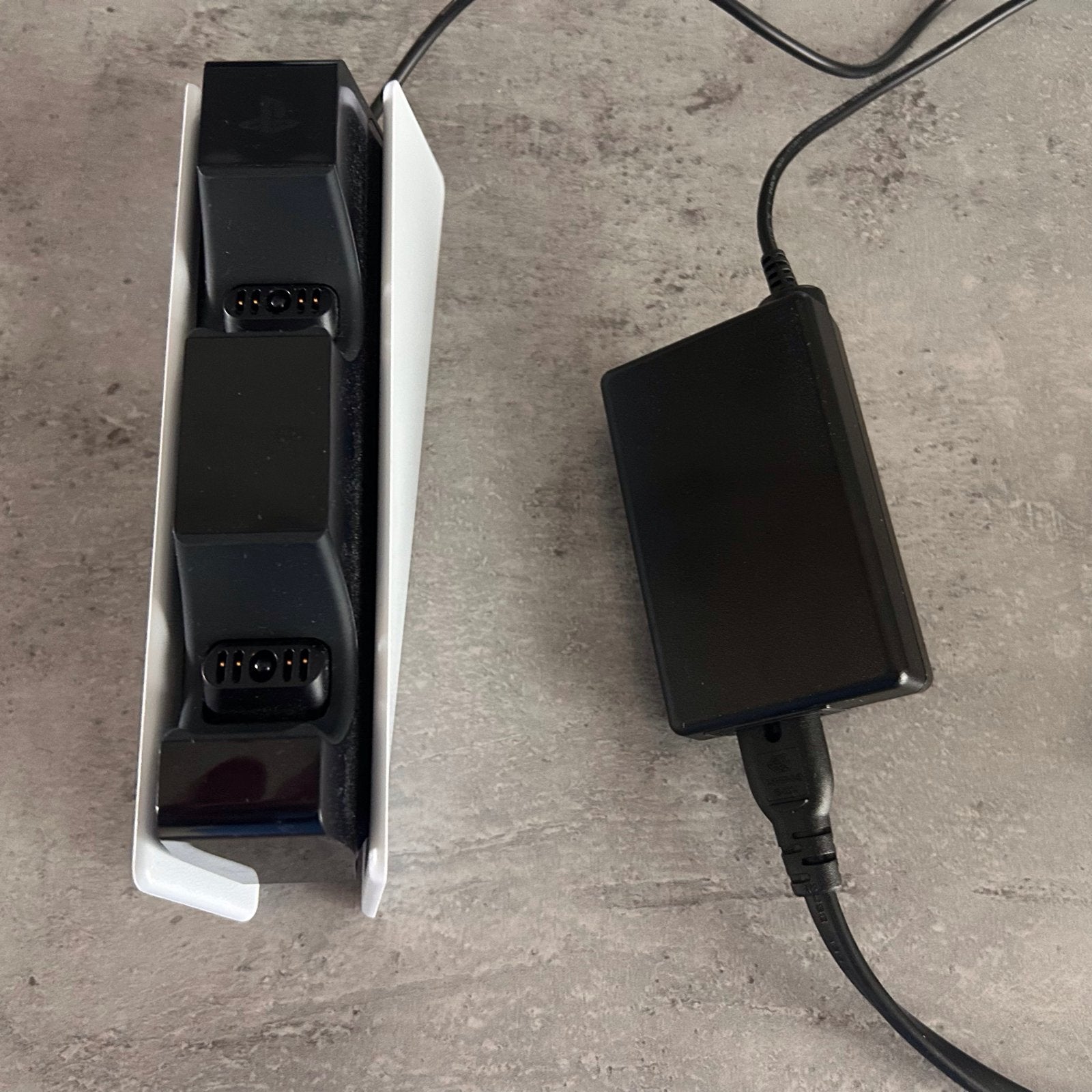 PS5 DualSense Oplaadstation - Zo goed als nieuw, Ophalen of Verzenden, Zo goed als nieuw, Voeding, Oplader of Kabel, PlayStation 5