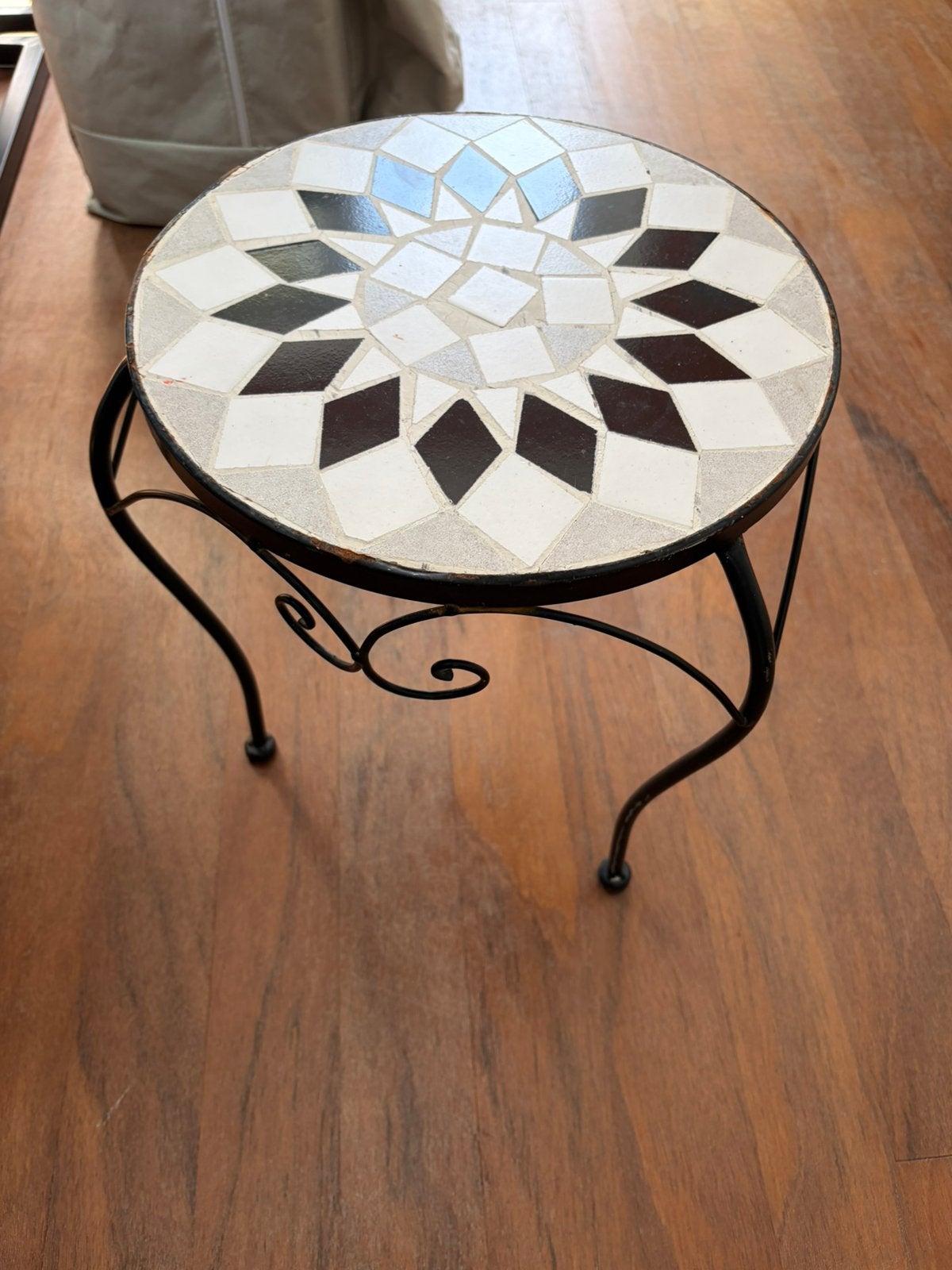 Mozaïek bijzettafeltje – zwart/wit, Ophalen, Minder dan 55 cm, Gebruikt, Metaal of Aluminium