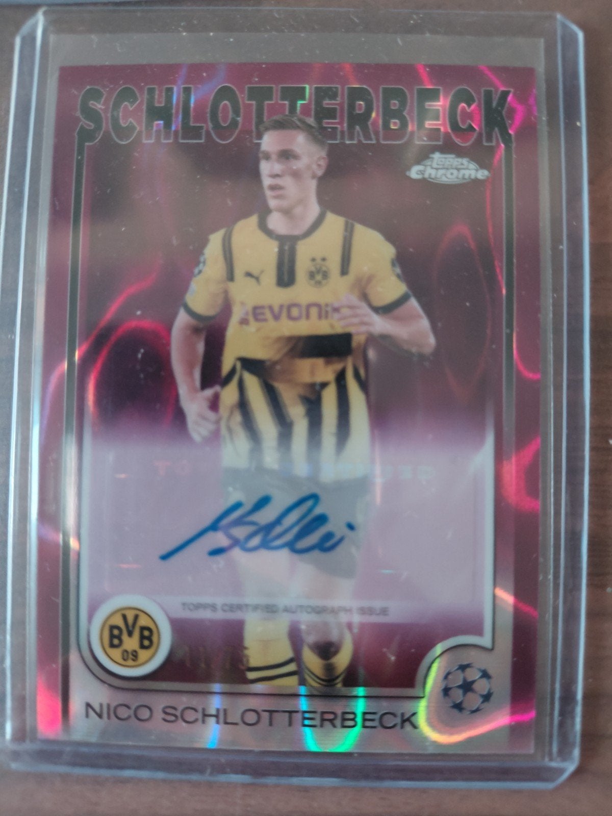 Nico Schlotterbeck Topps Chrome Autographed Kaart /75, Verzenden, Nieuw, Buitenlandse clubs, Spelerskaart