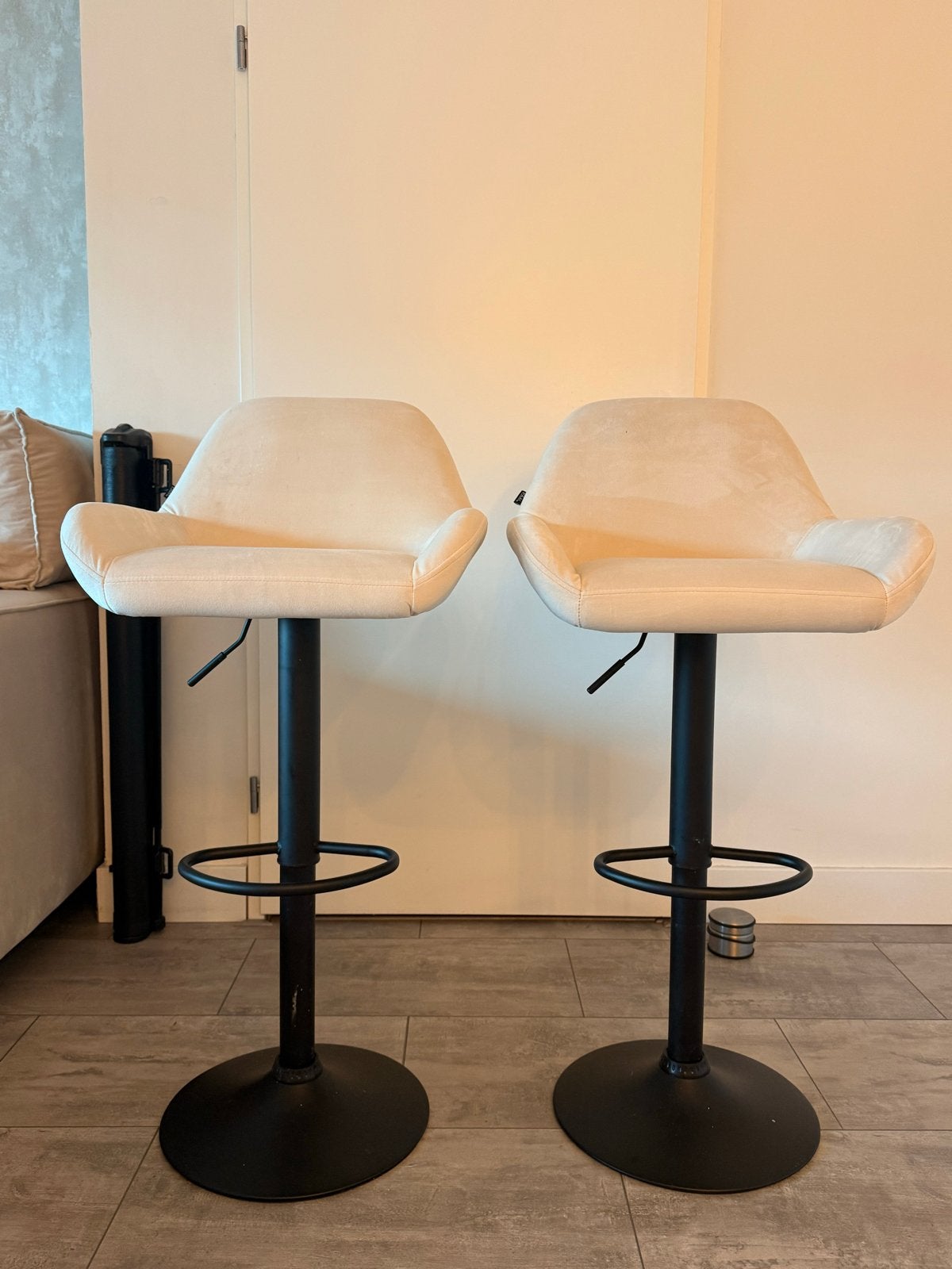 Set van 2 CLP Braga barkrukken - Crème velvet, Ophalen, Kunststof, Zo goed als nieuw, 90 cm of meer