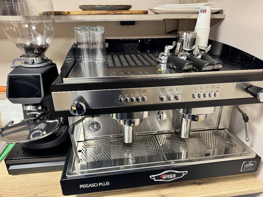 Wega Pegaso Plus 2-groeps horeca koffiemachine en maler, 10 kopjes of meer, Ophalen, Gebruikt, Koffiemachine