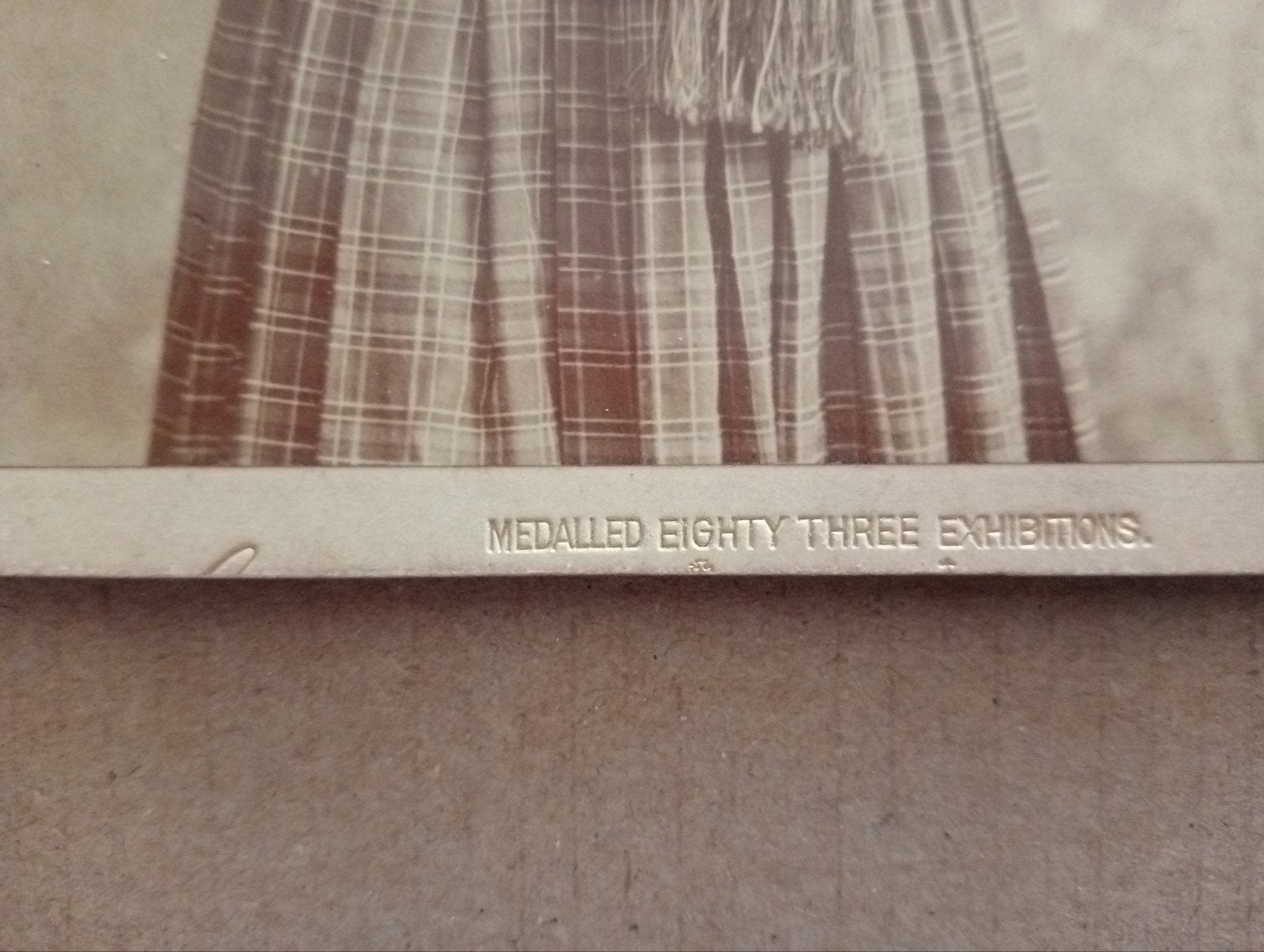 Kabinetkaart klederdracht Schotland Scotland Byrne & Co, Ophalen of Verzenden, Voor 1940, Gebruikt