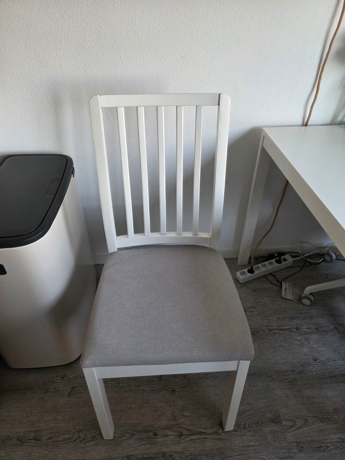IKEA Vangsta uitschuifbare tafel met Ekedalen stoelen, Huis en Inrichting, Tafels | Eettafels, Ophalen, 100 tot 150 cm, 50 tot 100 cm