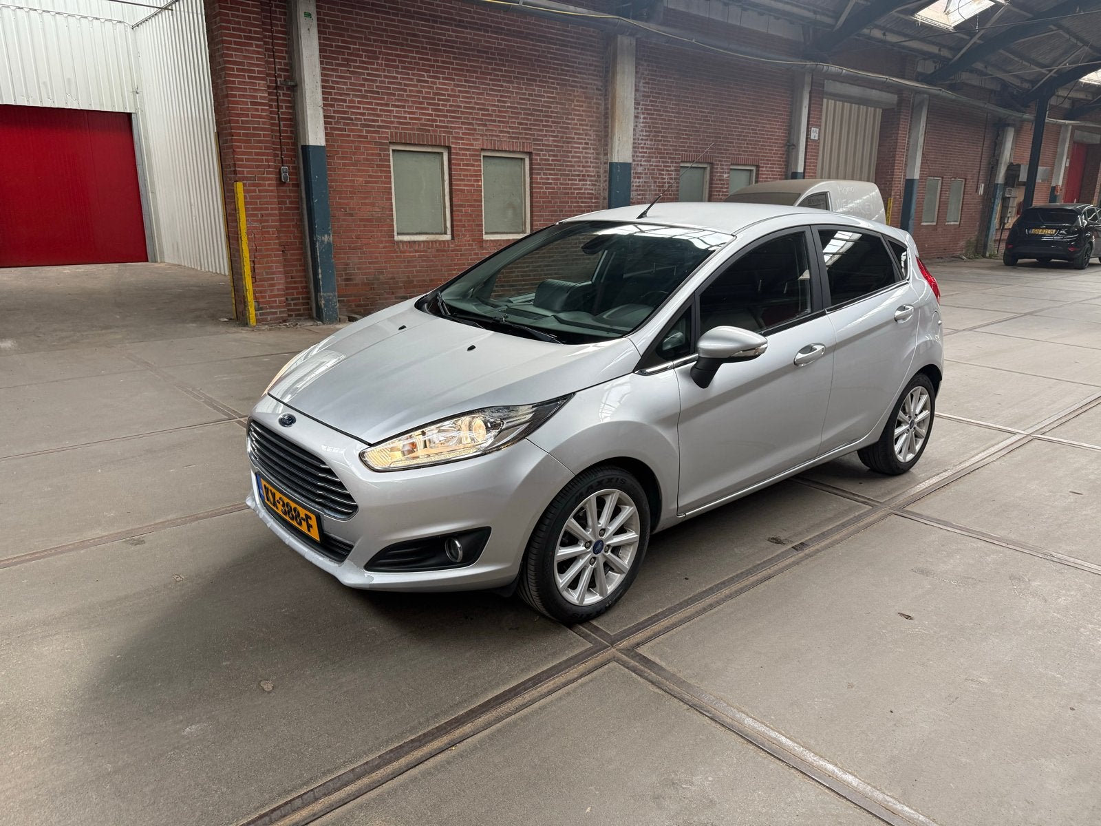 Ford Fiësta 1.0 74KW/100PK 5D 2016 Grijs, Auto's, Voorwielaandrijving, 100 pk, 23 km/l, Handgeschakeld